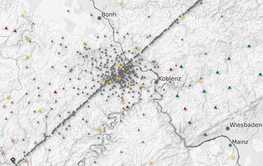 Landkarte der Eifelregion im Westen Deutschlands, in Grautönen gehalten. Es sind einige Städte eingezeichnet: Köln und Maastricht im Norden, wie Frankfurt im Osten, Koblenz im Süden. Viele kleine Dreiecke zeigen, wo die Messstationen aufgestellt waren. Viele waren entlang einer Kette von Nord-Ost bis Süd-West ausgerichtet.