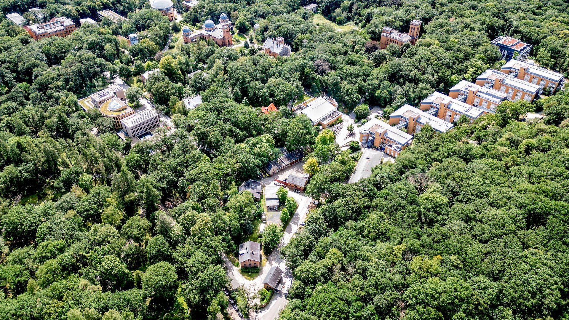 Luftbild vom Telegrafenberg mit allen Instituten