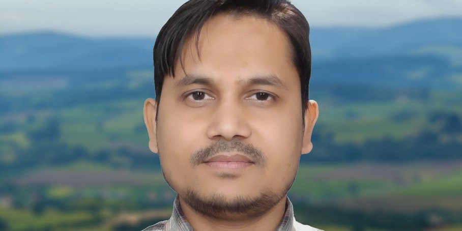 Profilfoto von Sarwar Nizam vor einer verschwommenen Landschaft.