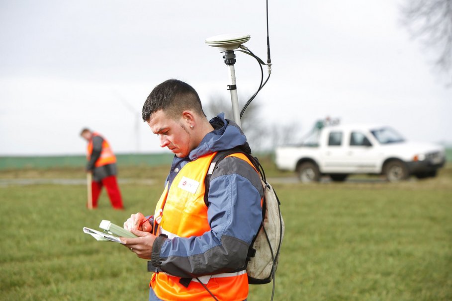 Die Messpunkte werden per GPS festgelegt und mit Pflöcken markiert. (© DMT/Geisler)