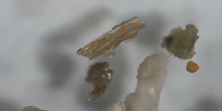 Ein vulkanischer Glaspartikel (Durchlichtmikroskopie) von einem Vulkan Süphan Ausbruch vor etwa 87.000 Jahren, gefunden in den Seesedimenten des Van-Sees, Türkei.