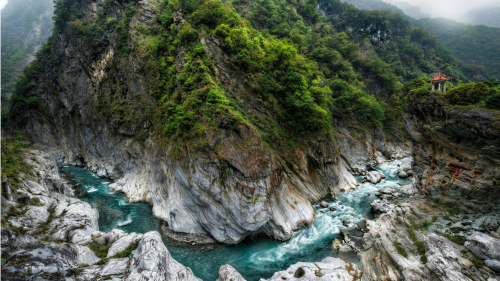 Blick in eine Schlucht mit Fluss im Taroko Nationalpark