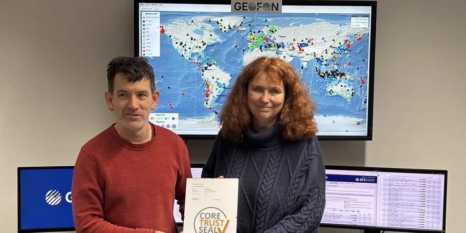 Susanne Hemmleb (rechts) hält zusammen mit ihrem GEOFON-Kollegen Peter Evans (beide Abschnitt 2.4) das CoreTrustSeal-Zertifikat für den Status eines vertrauenswürdigen Datenarchivs.