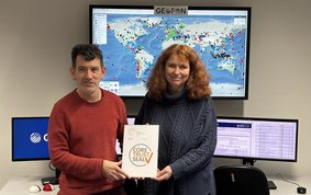 Susanne Hemmleb (right) and her GEOFON colleague Peter Evans (both Section 2.4) hold the CoreTrus