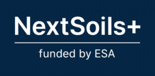 Projektlogo esa NextSoils+ heller Schriftzug auf dunklem Hintergrund