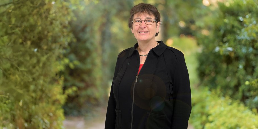 Portraifoto vor grünem Hintergrund