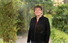 Portraifoto vor grünem Hintergrund