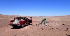 Installation einer seismischen Station in der Atacama Wüste in Chile.