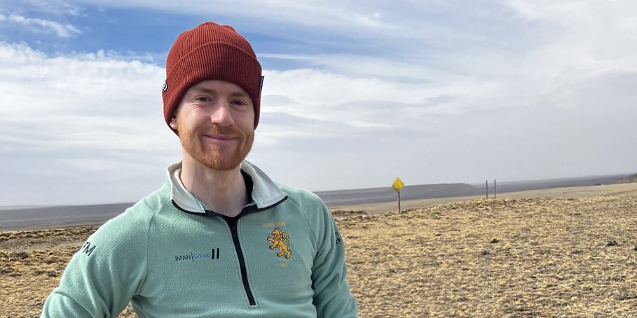 Fergus McNab zeigt seine Arbeit zur Stabilisierung der dGPS-Basisstation gegen den patagonischen Wind