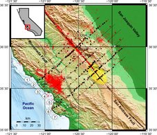 Lage der MT-Stationen (rot: kombinierte Breitband- und langeperiodische Stationen, schwarz: Breitbandstationen). Die Lage der SAFOD-Bohrung ist mit einem gelben Dreieck  markiert, rote Punkte zeigen die Seismizität (NCDEC 2002-2011, M > 1.0). Die gelb unterlegte Zone kennzeichnet das primäre Cluster von nicht-vulkanischen Tremoren (z. B. Nadeau & Dolenc, 2005; Nadeau & Guilhem, 2009; Zhang et al., 2010). CAM Cambria, CHO Cholame, COA Coalinga, KC Kettleman City, MB Morro Bay, PKD Parkfield, PR Paso Robles, SLO San Luis Obispo.