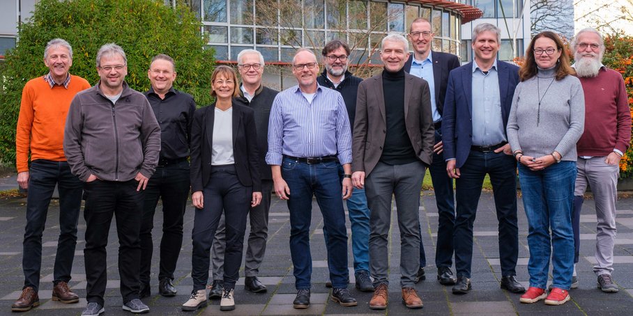 Gruppenfoto vor dem Gebäude des DFN