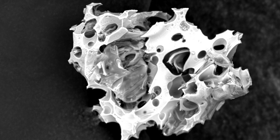 Eine REM-Aufnahme (RasterElektronenMikroskop) eines vulkanischen Glaspartikels aus dem basaltischen Ausbruch vom Incekaya Maar vor etwa 80.000 Jahren, gefunden im Seesediment des Van-Sees, Türkei.