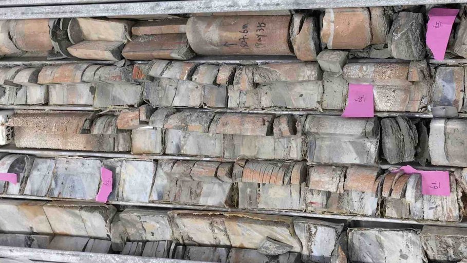 Photograph of a tray with cores of drill hole Empress-1