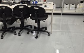 Bild 1: Eines der großen Messlabore von HELGES steht vollflächig unter Wasser. Die empfindlichen analytische Geräte blieben zum Glück unbeschadet