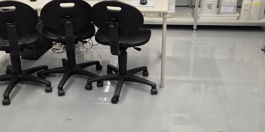 Bild 1: Eines der großen Messlabore von HELGES steht vollflächig unter Wasser. Die empfindlichen analytische Geräte blieben zum Glück unbeschadet