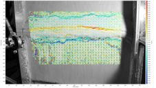 Aufsicht auf ein bivergentes Keil-Experiment überlagert mit dem Verformungsfeld.
