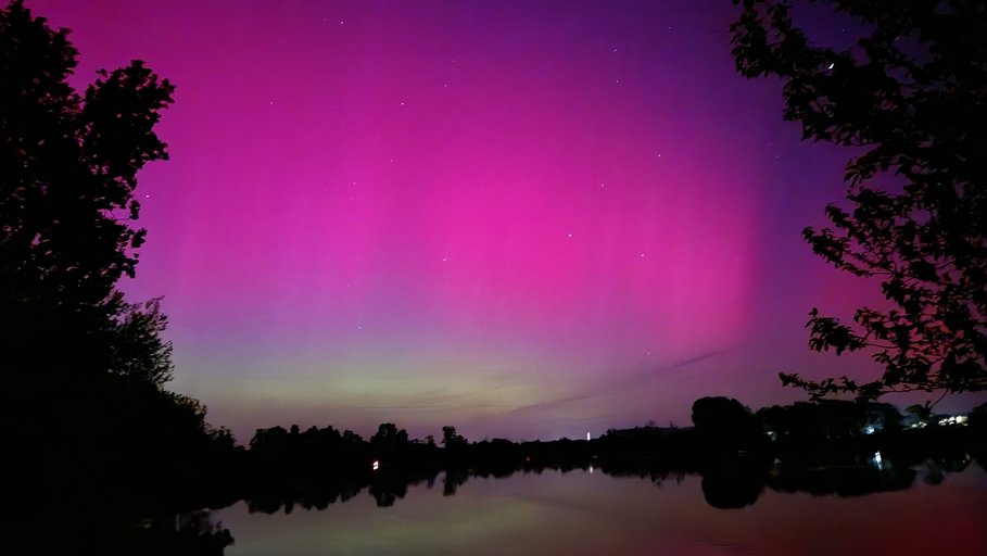 Das Bild zeigt Polarlichter über Süddeutschland aufgrund erhöhter Sonnenaktivität, wodurch der Himmel lila erscheint..