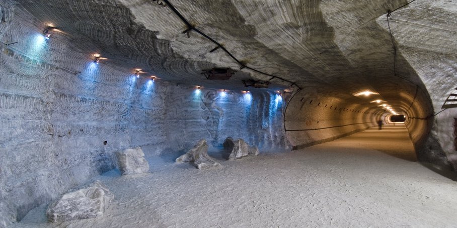 tunnelähnlicher unterirdischer Salzgang mit einer Maschine