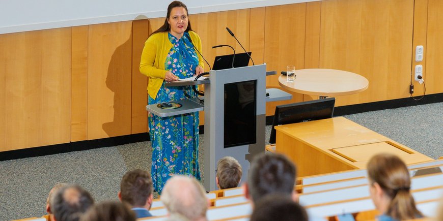 Dr. Manja Schüle hält einen Vortrag auf der Festveranstaltung zu 50 Jahre SLR Station Potsdam.