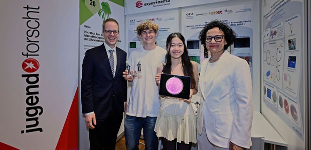 Gruppenfoto mit den beiden Jugendlichen, rechts und links daneben stehen eine Frau und ein Mann.