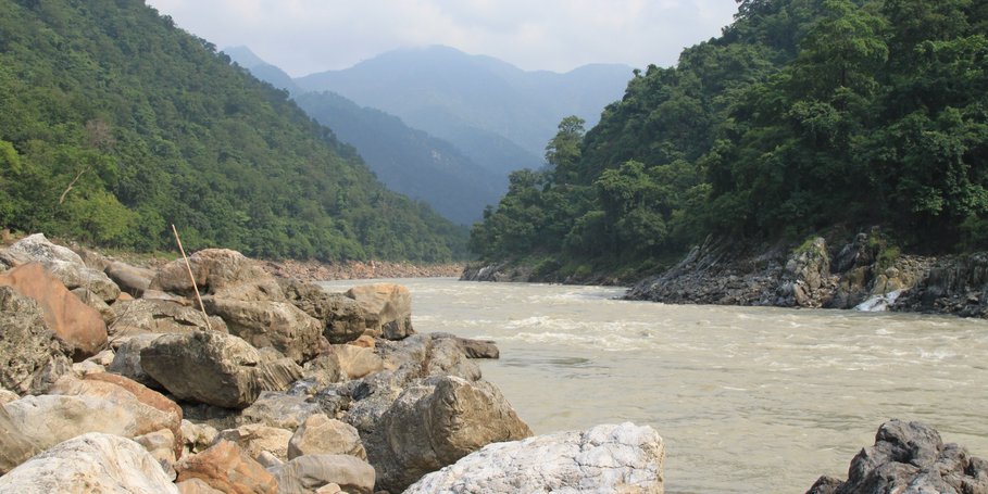 Der Fluss Ganges in der Nähe von Devprayag, Indien