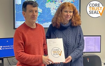 Susanne Hemmleb (rechts) hält zusammen mit ihrem GEOFON-Kollegen Peter Evans (beide Abschnitt 2.4) das CoreTrustSeal-Zertifikat für den Status eines vertrauenswürdigen Datenarchivs.