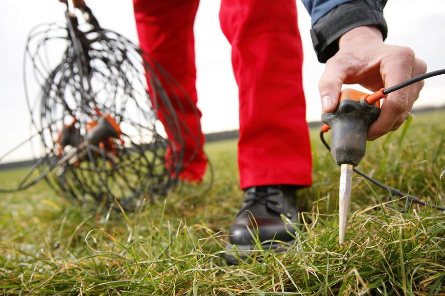 Geophone registrieren die Schallwellen an der Oberfläche und leiten sie über Kabel an den zentralen Messwagen weiter. (© DMT/Geisler)
