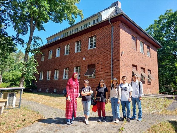 Gruppenbild vor einem Backsteingebäude