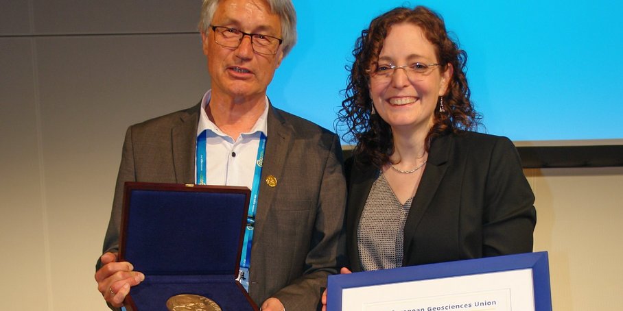 Flechtner mit seiner Medaille und Eva Börgens mit einer Urkunde in der Hand
