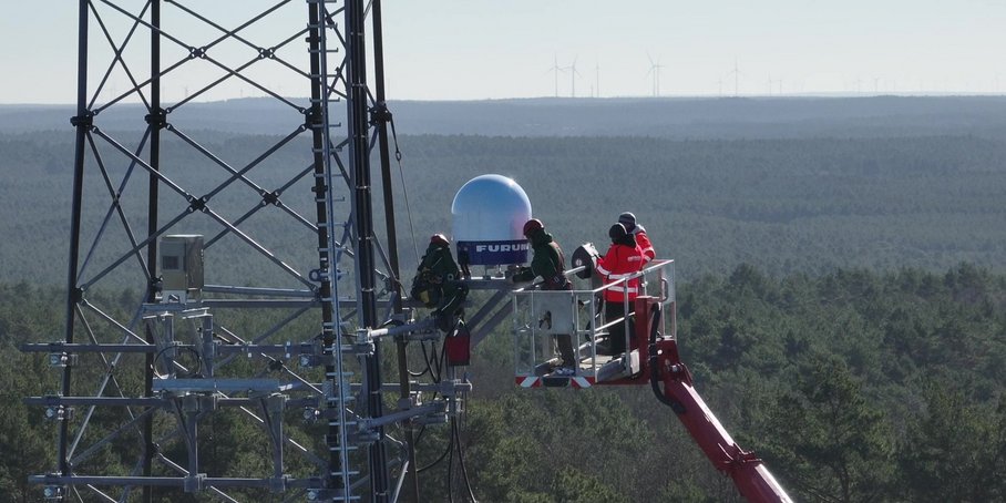Nah-Ansicht Funkturm in Waldlandschaft