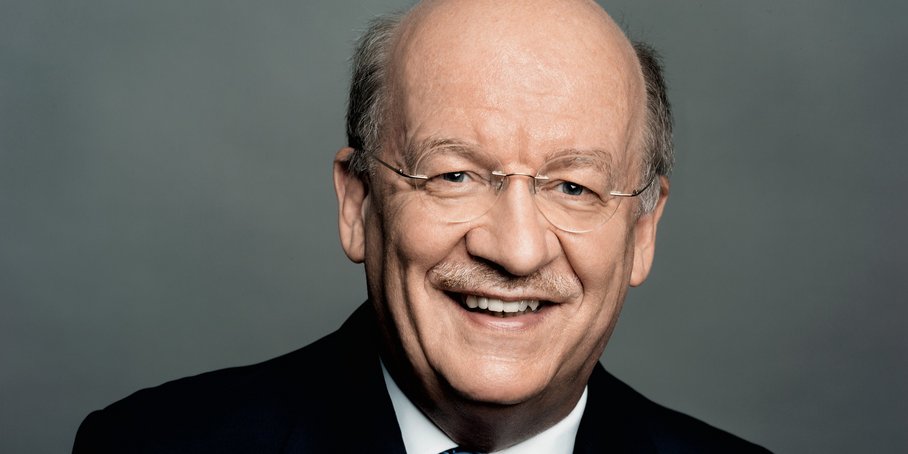 Portraitfoto von Professor Wahlster vor grauem Hintergrund