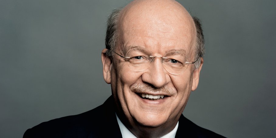 Portraitfoto von Professor Wahlster vor grauem Hintergrund