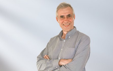Profile photo of Prof. Dr. Claudio Faccenna in front of a sunlit, grey wall.