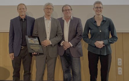 Einfacher Gruppenbild vor einer Wand von vier Personen frontal
