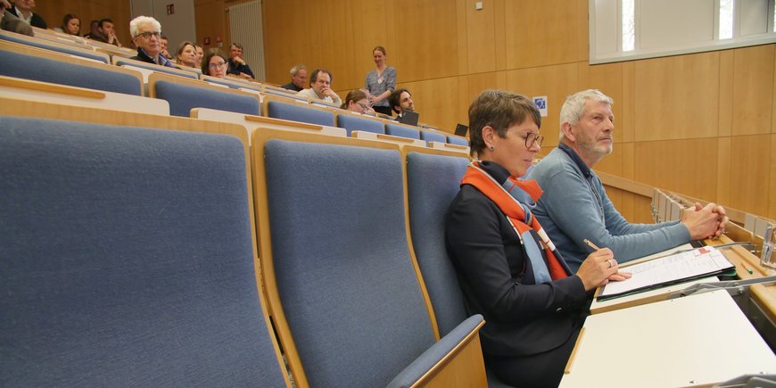 Hörsaal mit Wissenschaftler:innen