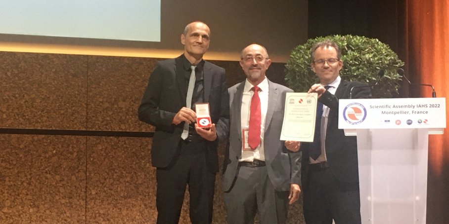 Drei Männer: Bruno Merz + 2 Personenen von der Internationalen Vereinigung für Hydrologie