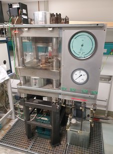"Endloaded" Piston Cylinder Press for pressures up to 5.0 GPa