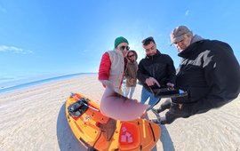 Das GFZ-Team und Mitarbeiter der Universität Rennes überprüfen die Ergebnisse