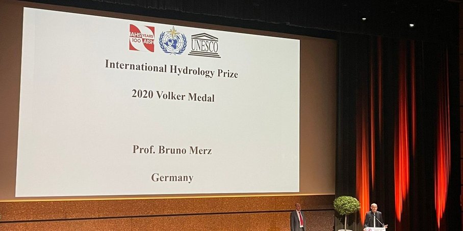 Bruno Merz. Großer Bildschirm der den Namen des Preisträgers zeigt