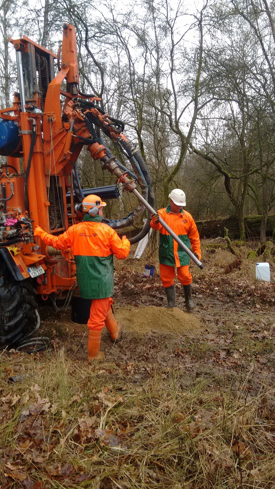 Bohren von ca. 10 Meter tiefen Bohrlöchern, in denen kleine sprengseismische Anregungen erzeugt werden. (© GFZ)