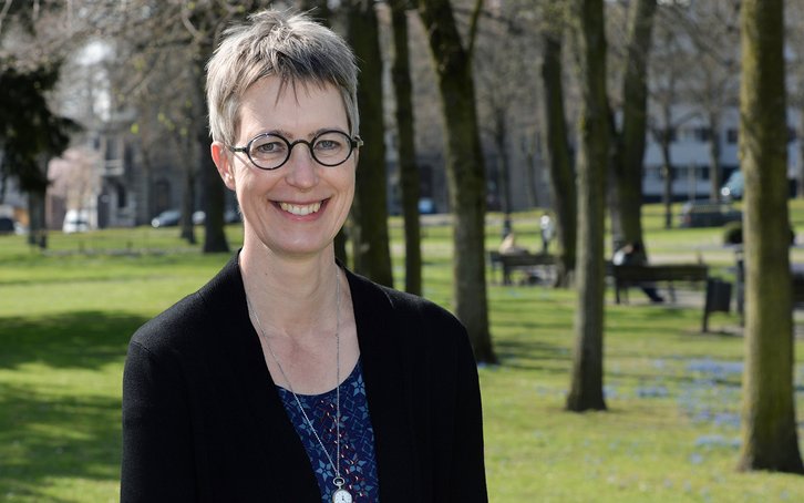 Porträt von Susanne Buiter vor Bäumen und einer grünen Wiese