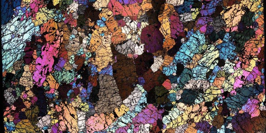 Zu sehen ist ein farbenfrohes Fragment des untersten kontinentalen Mantels.