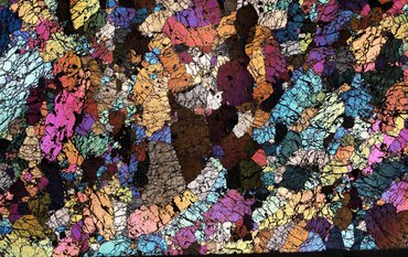 Zu sehen ist ein farbenfrohes Fragment des untersten kontinentalen Mantels.