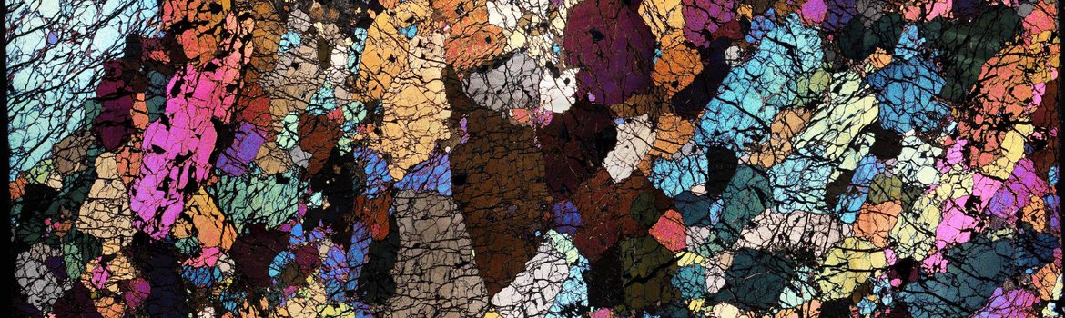 Zu sehen ist ein farbenfrohes Fragment des untersten kontinentalen Mantels.