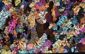 Zu sehen ist ein farbenfrohes Fragment des untersten kontinentalen Mantels.