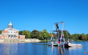 Bohrung mit der GFZ uwitec-Hybridplattform auf dem "Heiligen See" in Potsdam