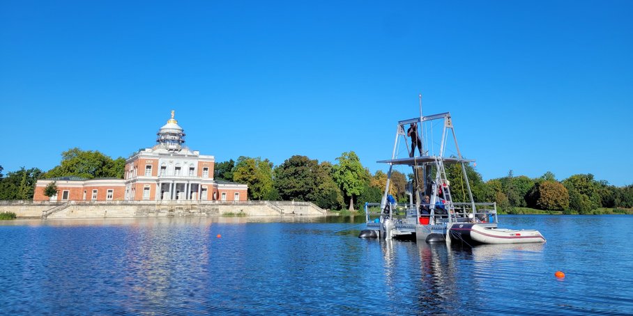 Bohrung mit der GFZ uwitec-Hybridplattform auf dem "Heiligen See" in Potsdam