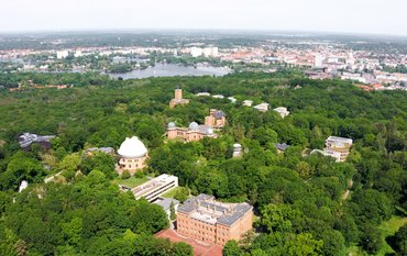 [Translate to English:] Bewaldetes Gebiet mit historischen Gebäuden