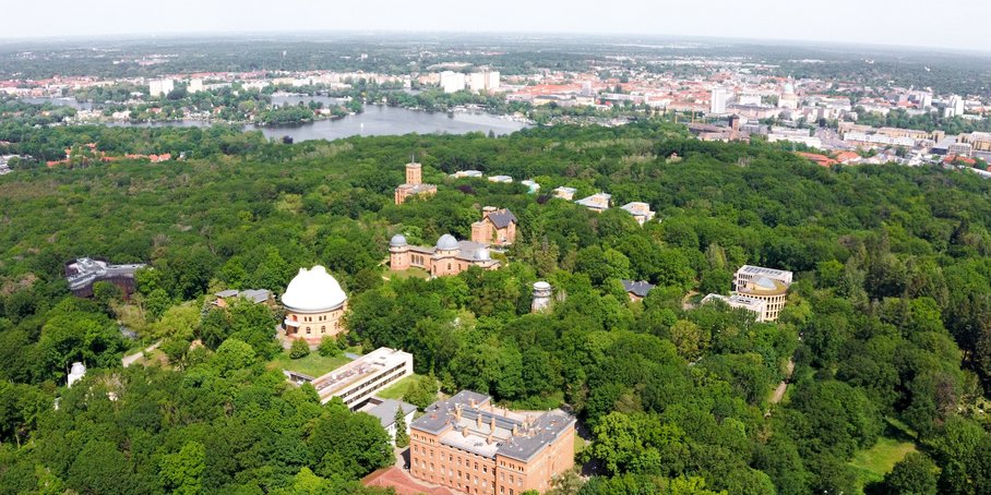 Bewaldetes Gebiet mit historischen Gebäuden