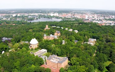 Bewaldetes Gebiet mit historischen Gebäuden
